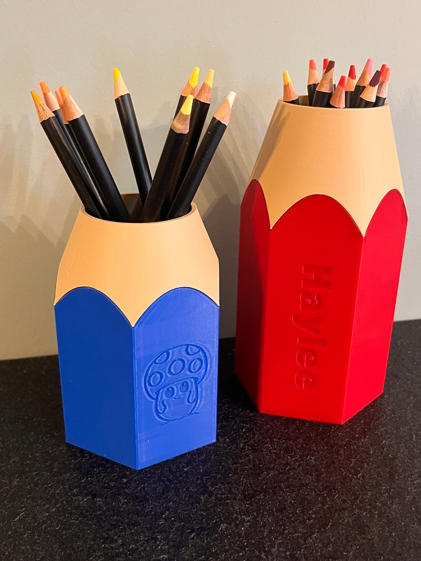 Potloodhouder met je eigen naam en (klas)logo