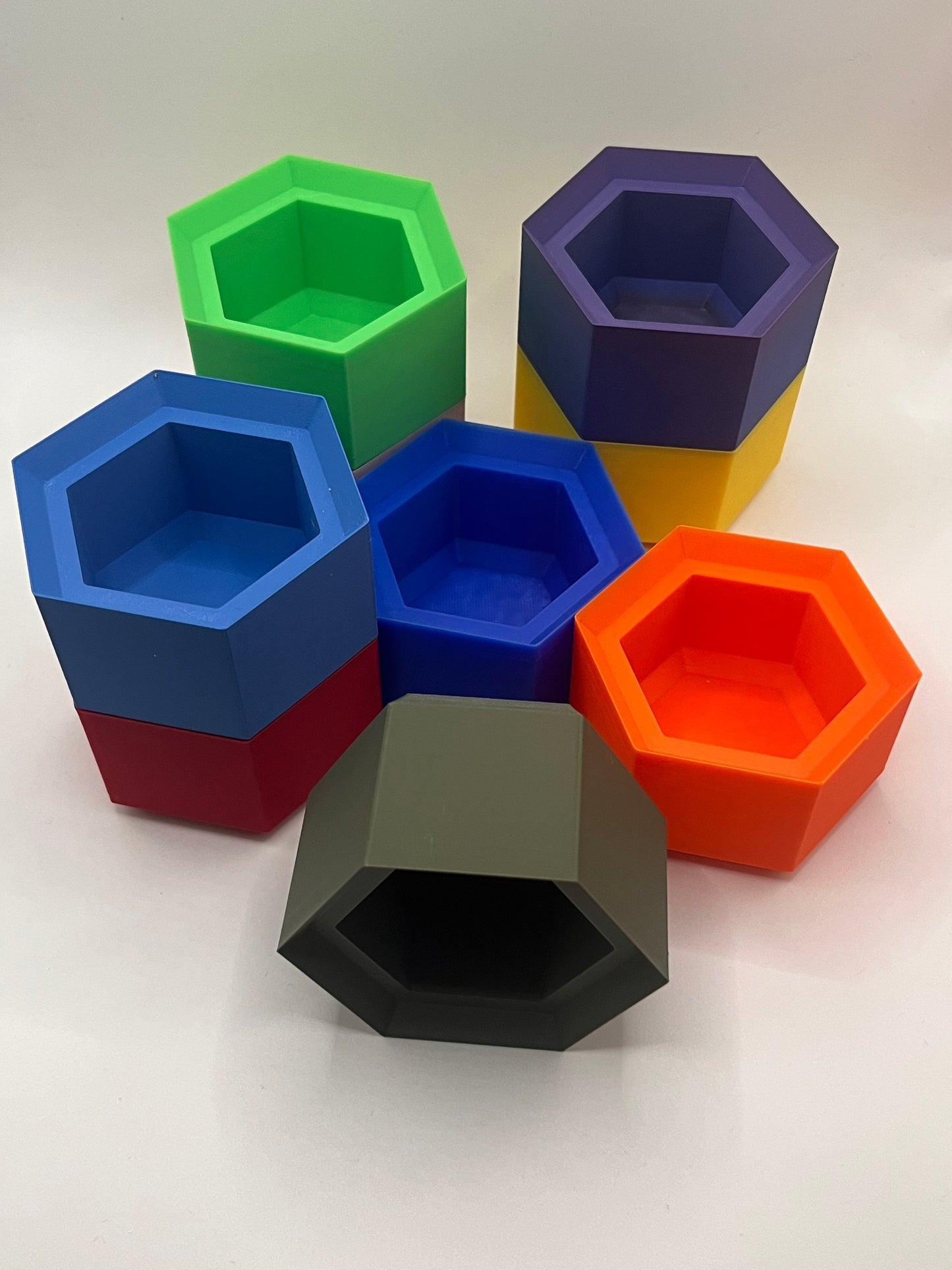 Stapelbare Potjes voor Sensorisch Spel – met Vormpjes & Pincet (vanaf 4 stuks)