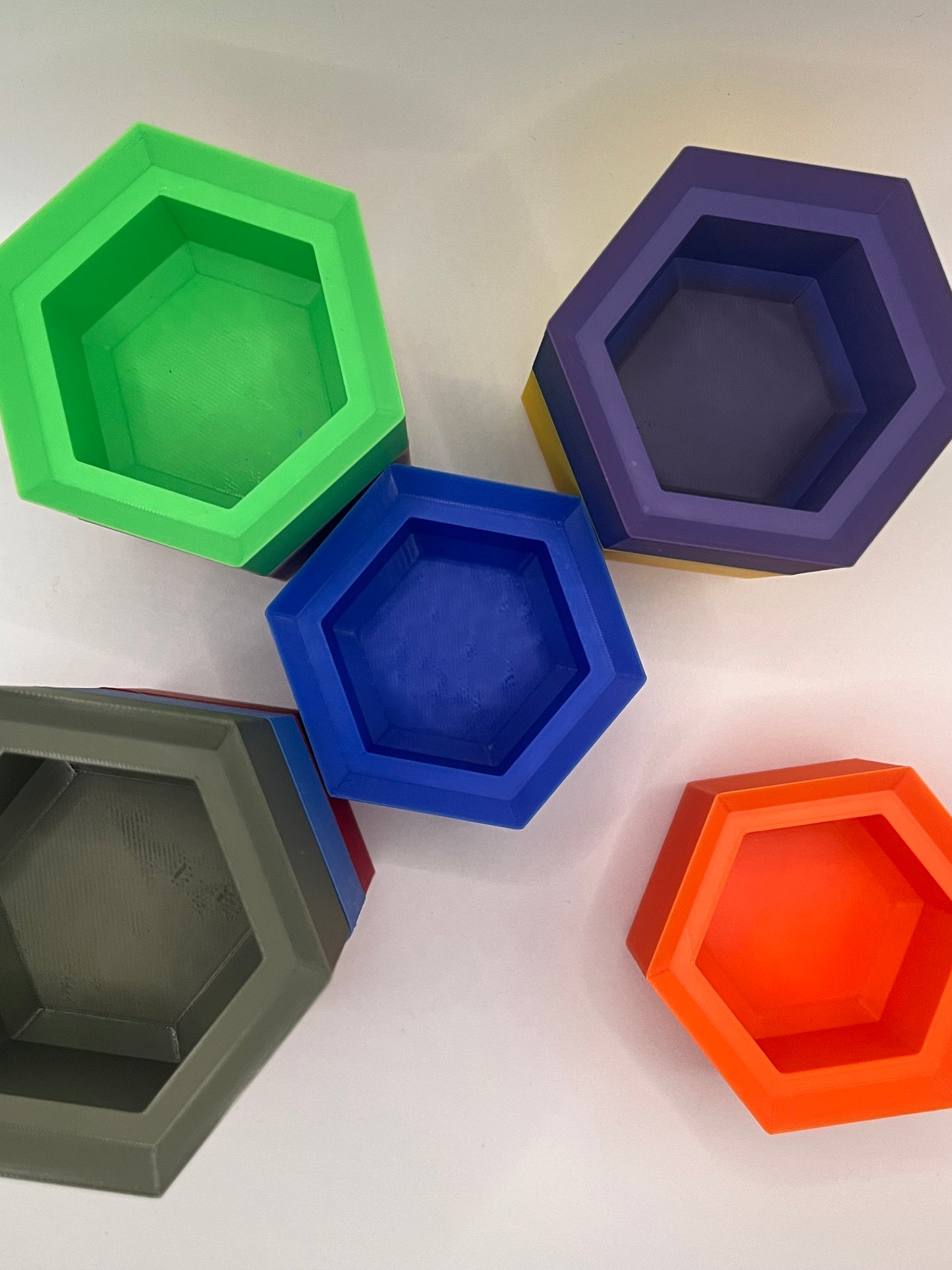 Stapelbare Potjes voor Sensorisch Spel – met Vormpjes & Pincet (vanaf 4 stuks)