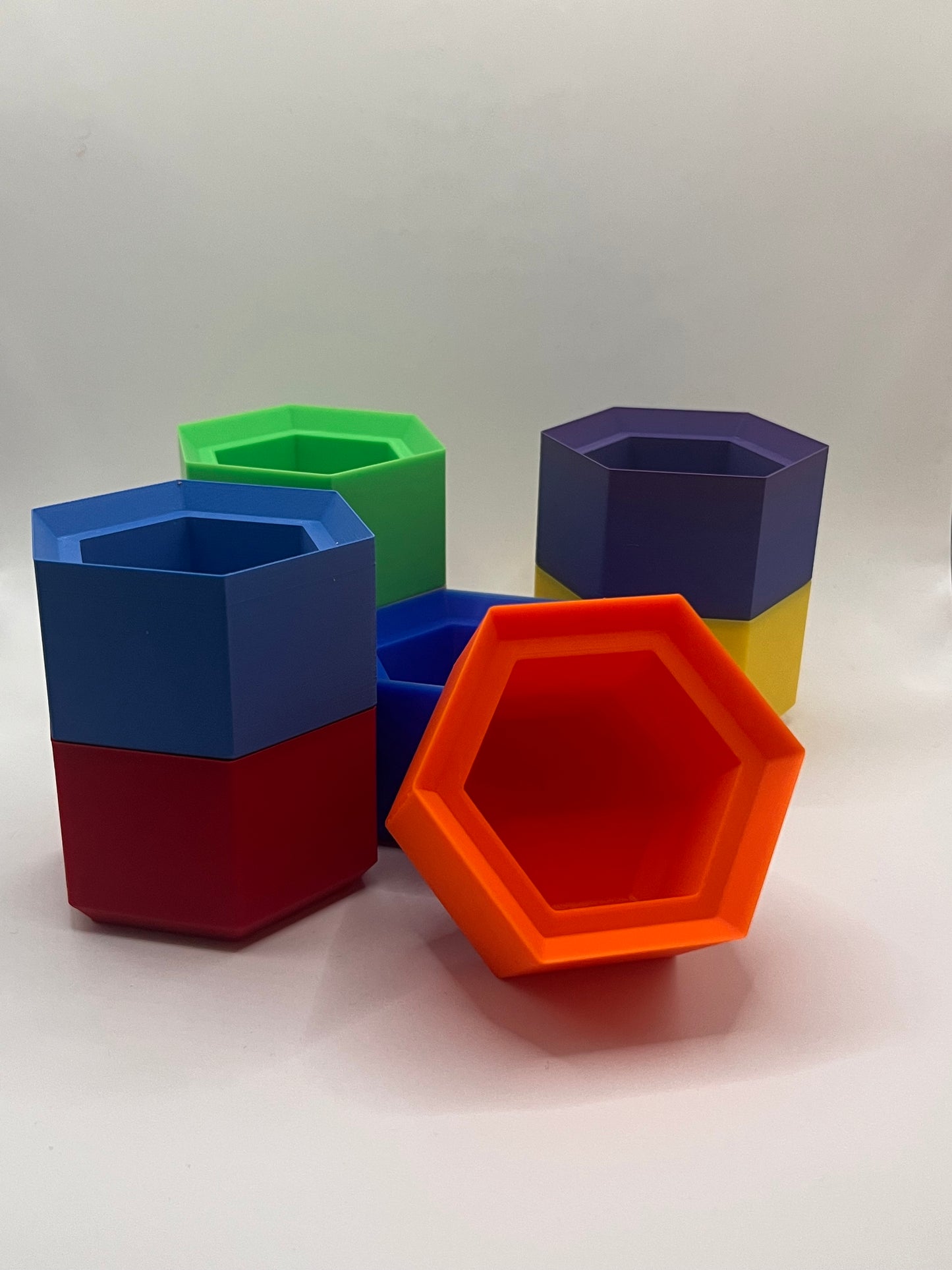 Stapelbare Potjes voor Sensorisch Spel – met Vormpjes & Pincet (vanaf 4 stuks)