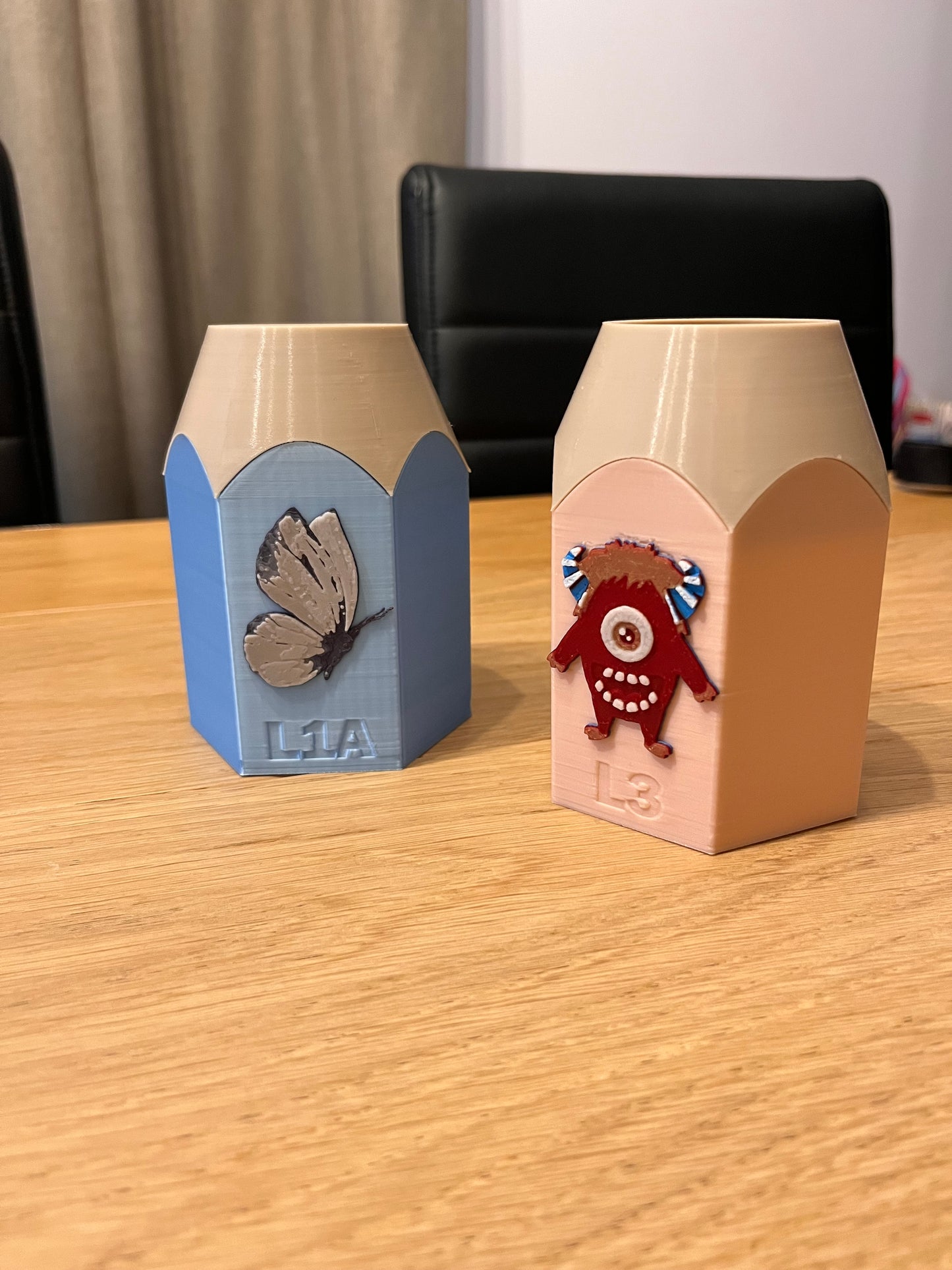 Potloodhouder met je eigen naam en (klas)logo