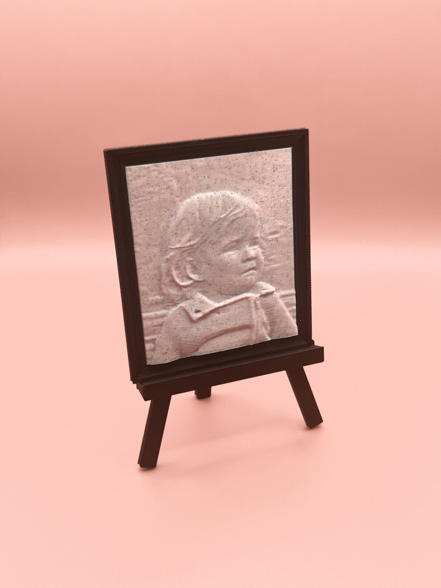 Reliëfportret in kader – Gepersonaliseerd 3D-kunstwerk met ezelstandaard