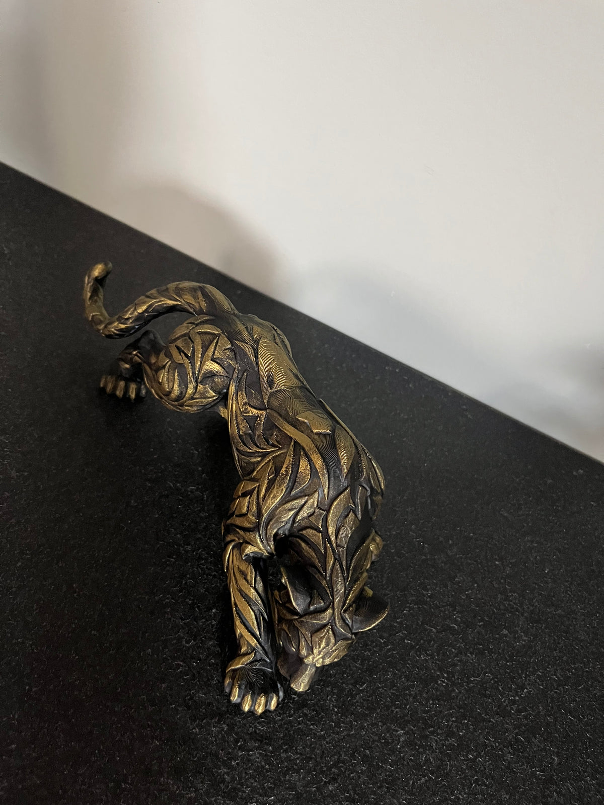 Handgeschilderde Panther – Uniek decoratiestuk in bronslook