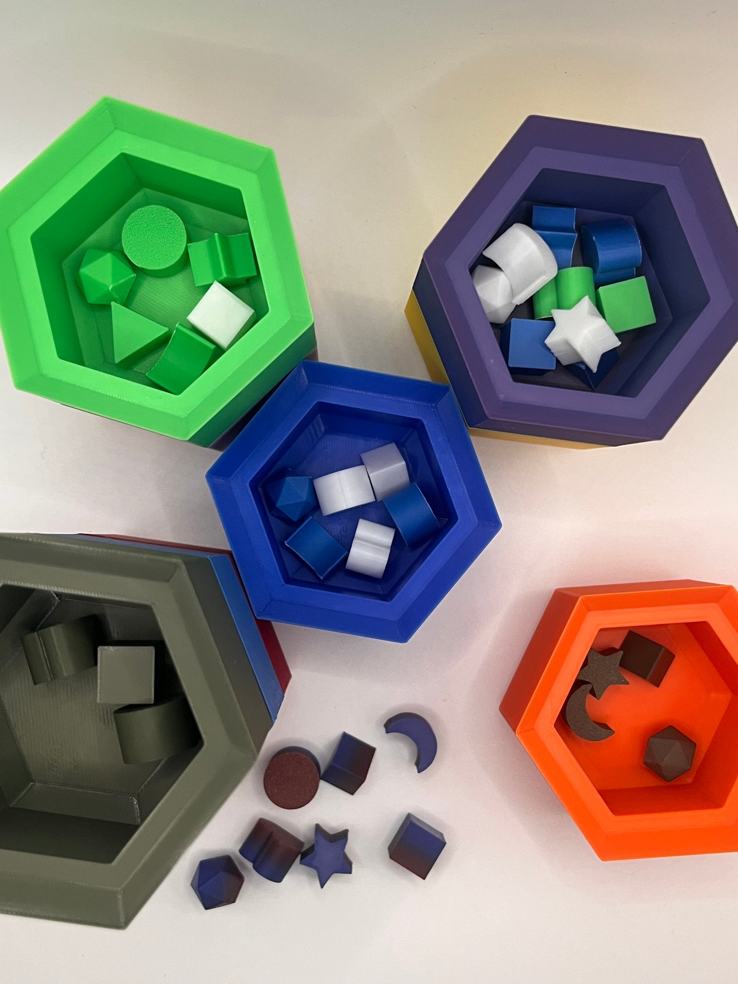 Stapelbare Potjes voor Sensorisch Spel – met Vormpjes & Pincet (vanaf 4 stuks)
